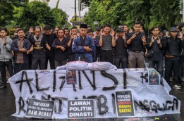 Mahasiswa dan Dosen Salat Jenazah: Inalillahi telah Meninggal Dunia Hati Nurani Jokowi