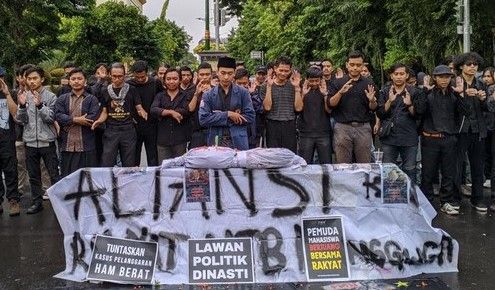 Mahasiswa dan Dosen Salat Jenazah: Inalillahi telah Meninggal Dunia Hati Nurani Jokowi