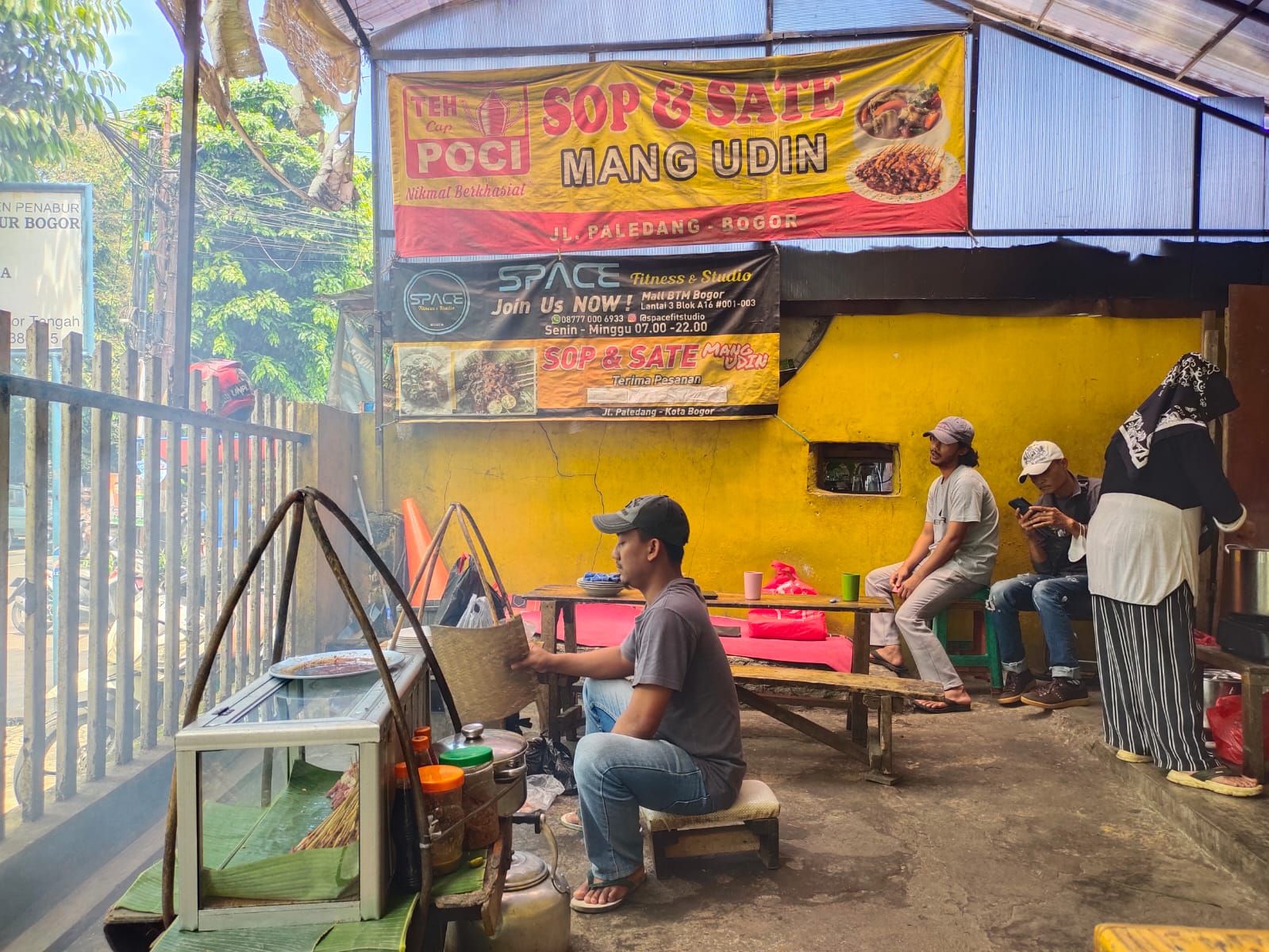 Menikmati Sop dan Sate Sapi ”Khas Bogor” Mang Udin