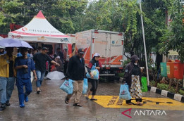 Pengantre Sembako Murah Pantang Mundur Diguyur Hujan