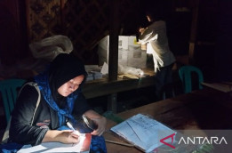 Penghitungan Suara di Bandui Gunakan Lampu Senter Ponsel