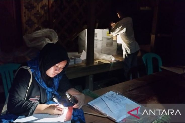 Penghitungan Suara di Bandui Gunakan Lampu Senter Ponsel