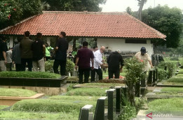 Menang Quick Count, Prabowo Ziarah ke Makam Orang Tua