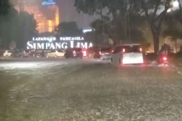 Tak Hanya Banjir, Tanah Longsor Landa Kota Semarang