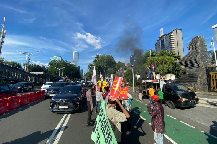 Kecolongan? Massa Demo dan Bakar Ban di Depan Polda Metro Jaya