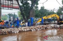 Bangun Turap Tak Beres-Beres, Keduluan Air Kali Baru Meluap