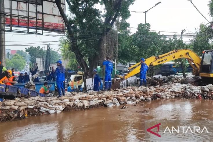 Bangun Turap Tak Beres-Beres, Keduluan Air Kali Baru Meluap