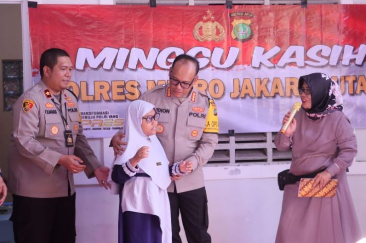 Semoga Banyak Rezeki, Polres Jakut Bantu Al Quran dan Sembako untuk Disabilitas