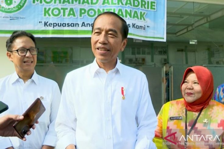 Presiden Jokowi Tertawa usai Diminta Tanggapi Isu Jabat Ketum Golkar