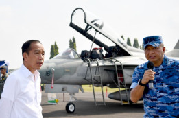 Presiden Jokowi Lihat Pesawat F-16 Hasil Upgrade Prajurit TNI AU