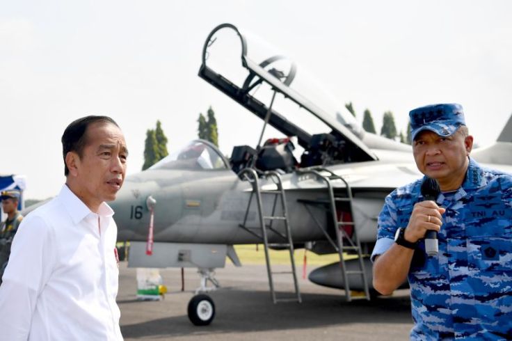 Presiden Jokowi Lihat Pesawat F-16 Hasil Upgrade Prajurit TNI AU