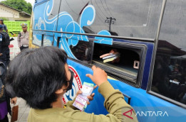 Satpol PP Solo Ciduk Pedagang Uang Baru