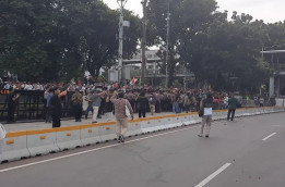 Dua Kelompok Massa Pendukung Capres Saling Lempar Batu di Patung Kuda