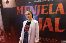 Main FIlm Horor, Caitlin Halderman Tidak Takut Makeup "Setan"