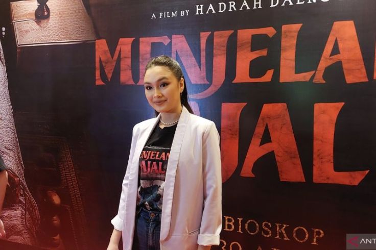 Main FIlm Horor, Caitlin Halderman Tidak Takut Makeup "Setan"