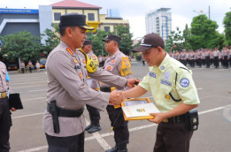 Satpam Berani Tangkap Maling Motor Dapat Penghargaan dari Polri