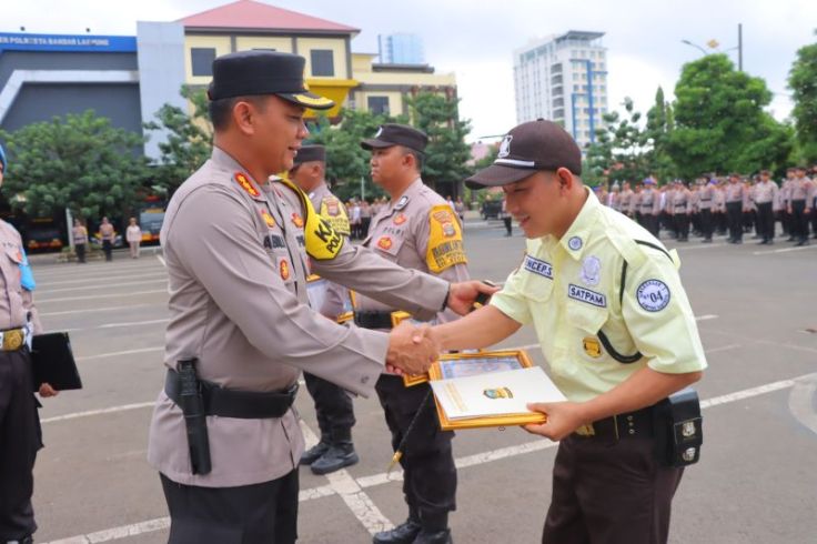 Satpam Berani Tangkap Maling Motor Dapat Penghargaan dari Polri