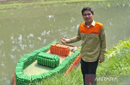 Kreatifnya Petugas Kebersihan Ini, Buat Perahu  Angkut Sampah dari Botol Plastik