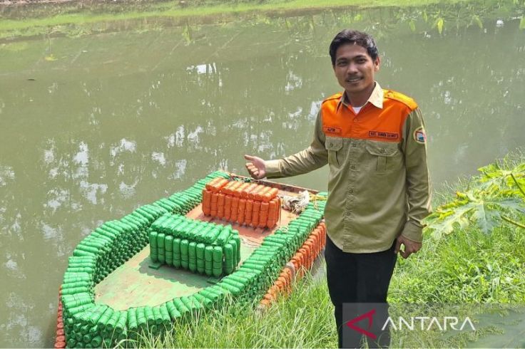 Kreatifnya Petugas Kebersihan Ini, Buat Perahu  Angkut Sampah dari Botol Plastik