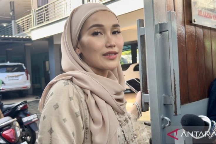 Ayu Ting Ting Nyaris Terlambat Salat Id