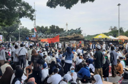 Emak-Emak Demo Makan Bekal Bersama di Dekat Patung Kuda Monas