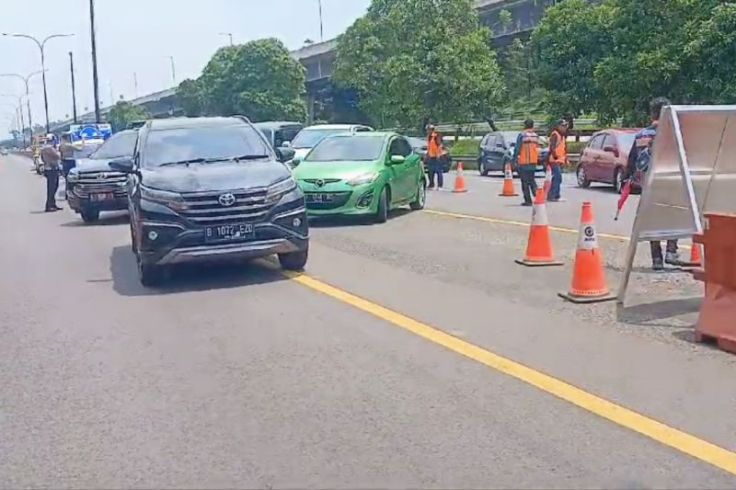 Petugas Terapkan Lagi Contraflow di Tol Jakarta-Cikampek