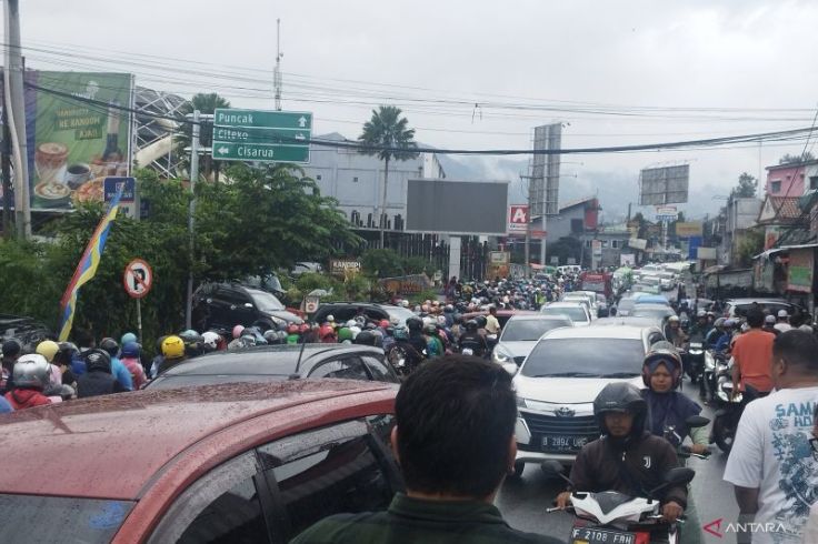 Arus Wisata ke Puncak Meningkat, Petugas Berlakukan Contraflow dan One Way