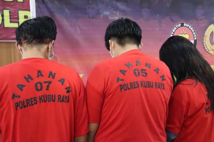 Cewek Ini Sembunyikan Sabu di Pakain Dalam tapi Ketahuan Polisi