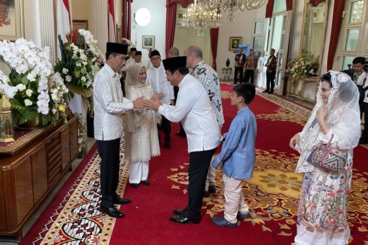 Antrean Mengular Sejak Pagi, Presiden Jokowi Salami Satu-persatu Tamu Open House di Istana