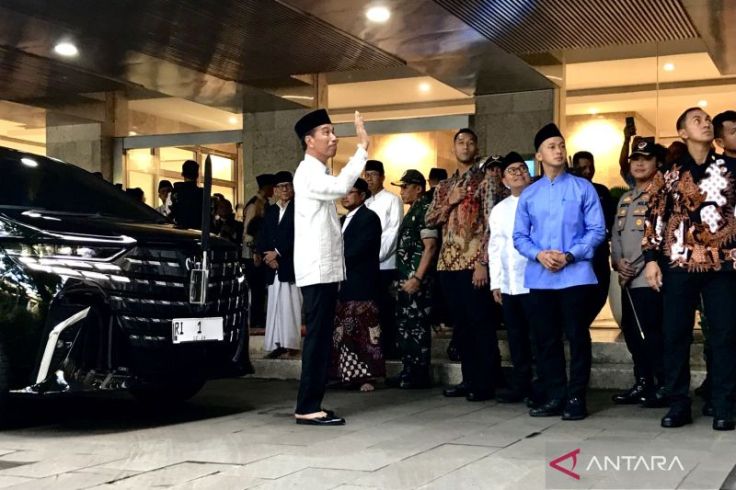 Presiden Jokowi Layani Swafoto Bersama Jemaah Salat Id Istiqlal