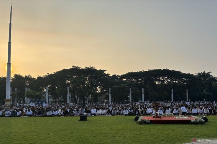 Cuaca Cerah, Ribuan Warga Salat Idulfitri di Lapangan Gasibu Bandung