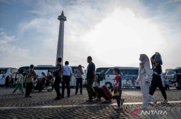 LIbur Lebaran Ribuan Warga hingga Wisman Kunjungi Monas