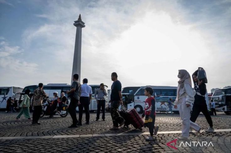 LIbur Lebaran Ribuan Warga hingga Wisman Kunjungi Monas