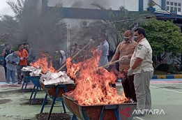 Bea Cukai Aceh Bakar 9,26 Juta Batang Rokok Ilegal, Asapnya Hitam