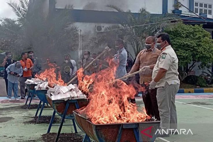 Bea Cukai Aceh Bakar 9,26 Juta Batang Rokok Ilegal, Asapnya Hitam