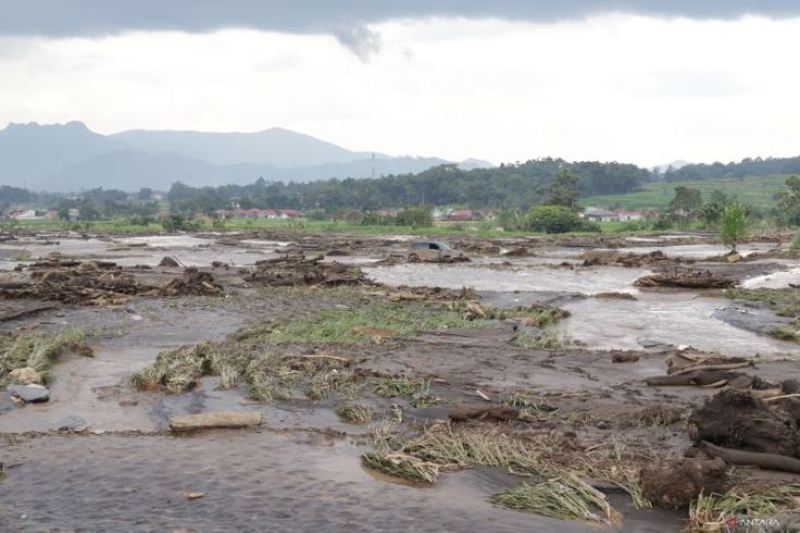 BNPB Ledakkan Material Sisa Banjir Lahar Gunung Marapi