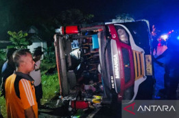 Lagi, Bus Pariwisata Maut Tabrak Truk Tewaskan Dua Orang