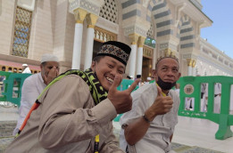 Jemaah Haji Kloter Surabaya Ini Menangis Lihat Masjid Nabawi