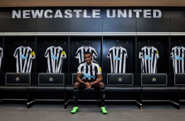 Pelatih Newcastle Keberatan Isak dan Guimaraes Hengkang