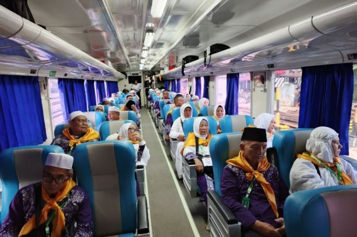 Calon Haji Labuhanbatu Berangkat Naik Kereta Api