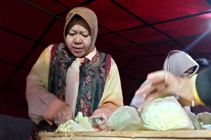 Menengok Mensos Risma Bantu Masak di Dapur Pengungsian Banjir Lahar Sumbar