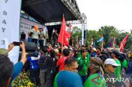 Cegah May Day Anarkis, Pemkot Jaktim Bagi-Bagi Doorprize ke Buruh