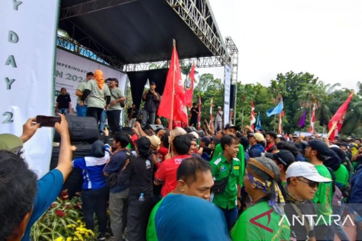 Cegah May Day Anarkis, Pemkot Jaktim Bagi-Bagi Doorprize ke Buruh