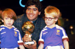 Piala "Golden Ball" Milik Maradona akan Dilelang