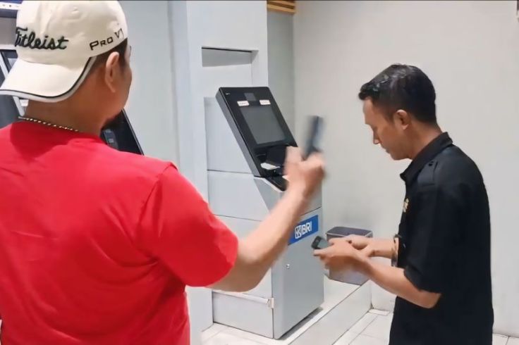 Penjahat Ganjal ATM Dapat "Salam Olahraga" Warga Klender 