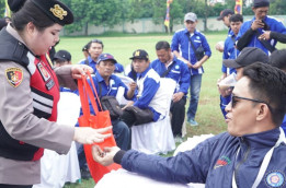 Polwan Bagi-Bagi Permen ke Buruh Biar Tertib saat May Day