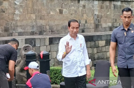 Tak Diundang PDIP, Presiden Jokowi dan Cucu Naik Candi Borobudur