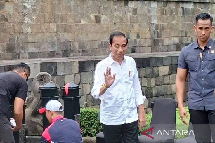 Tak Diundang PDIP, Presiden Jokowi dan Cucu Naik Candi Borobudur