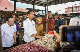 MA Loloskan Syarat Cawagub Kaesang, Jokowi Minta Wartawan Tanya ke Penggugat