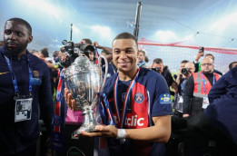 Kylian Mbappe Pamit dengan Persembahkan Trofi Coupe De France untuk PSG